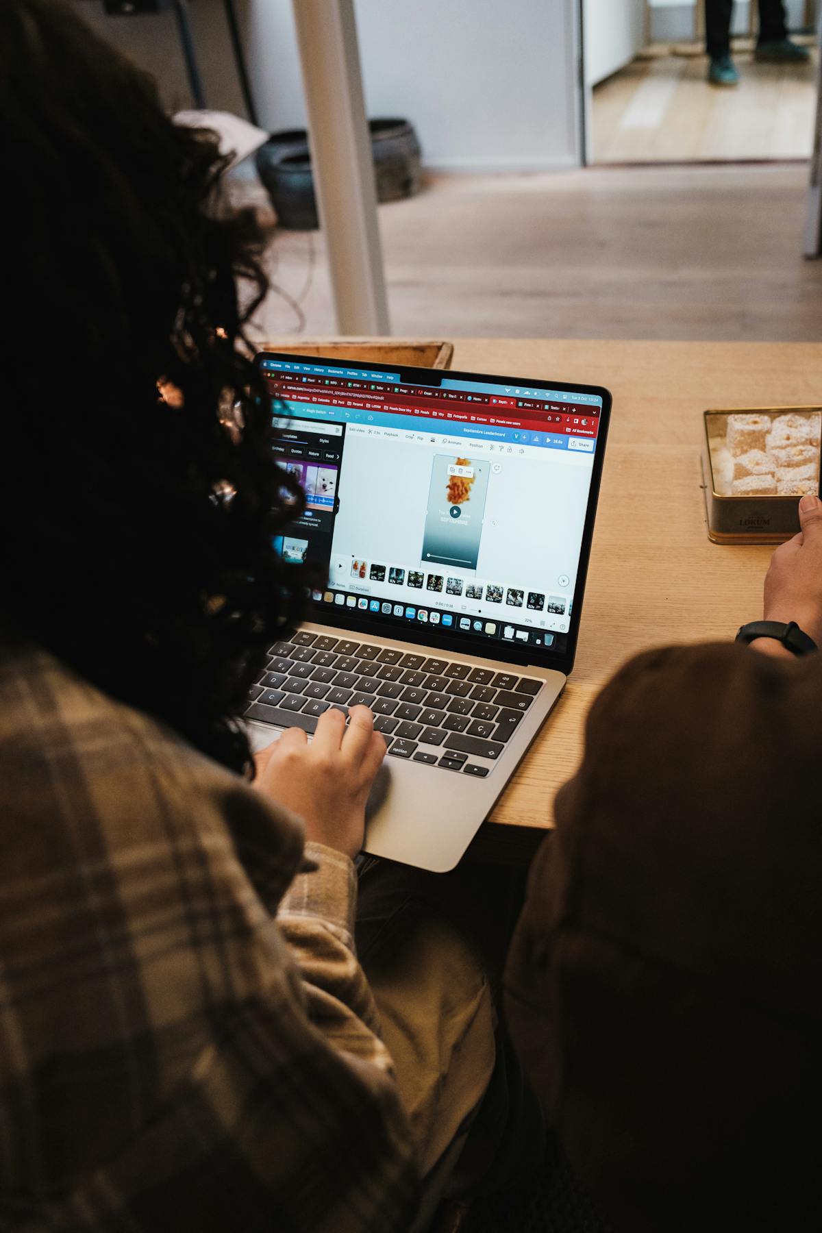 Personne suivant une formation à distance sur son ordinateur portable